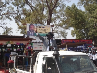 Salva Kiir waves his supporters in Rumbek freedom square (photo by Manyang Mayom)