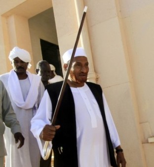 Opposition Umma party leader and presidential candidate Sadeq al-Mahdi walks at the party's headquarters in Khartoum April 2, 2010 (Reuters)