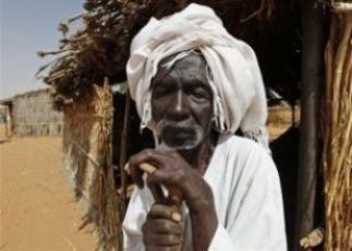 An elderly Sudanese refugee man waits his turn to vote at a polling statio, unseen, at the refugee camp of Zamzam on the outskirts of the Darfur town of al-Fasher, Sudan Monday, April 12, 2010 (AP)