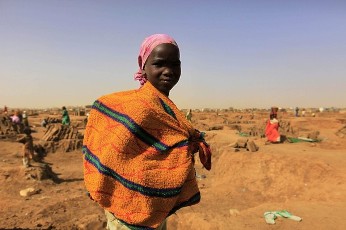 An internally displaced girl stands at a site where people make bricks by hand at Abu Shouk IDP's camp in Al Fasher, northern Darfur April 14, 2010 (Reuters)