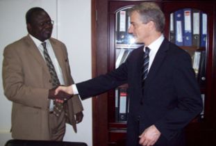 GoSS VP Dr. Riek Machar greeting Norwegian minister of Foreign Affairs, Juba, June 3, 2010 (photo by J.G.Dak, ST)