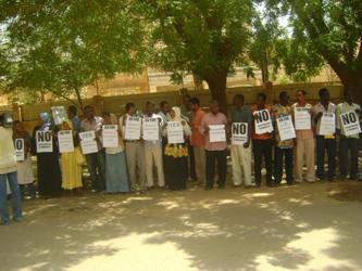 Some of the members of Sudanese Journalists Network who demonstrated at GoSS offices in Khartoum June, 7 2010 (SJN)