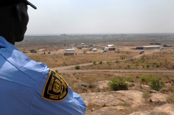 A security guard watches over the construction of the new UN House, which will serve as the base for UN activities in southern Sudan and the future home of UNMIS. (T. McKulla UN)