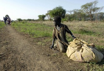 FILE - Civilians flee Abyei after renewed fighting in the area May 20, 2008 (Reuters)