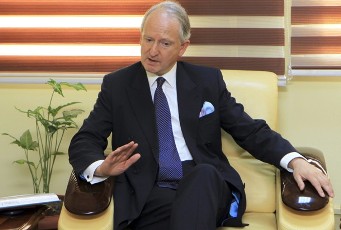 Britain's new minister for Africa Henry Bellingham speaks during his meeting with Sudanese officials in Khartoum July 26, 2010 (Reuters)