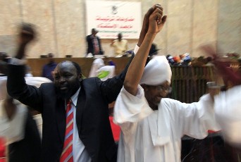 Northern and southern Sudanese cheer together during the opening session of the Post Referendum Arrangement talk in Khartoum July 10, 2010 (Reuters)