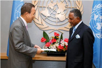 Daffa-Alla Elhag Ali Osman (right), new Permanent Representative of the Republic of the Sudan to the United Nations, presents his credentials to Secretary-General Ban Ki-moon (United Nations)