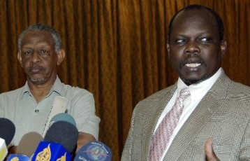 FILE - Sudan People's Liberation Movement (SPLM) secretary general Pagan Amum (R) and Nafie Ali Nafie, presidential advisor and member of the northern ruling National Congress Party, address a news conference in the capital Khartoum December 13, 2009 (Reuters)