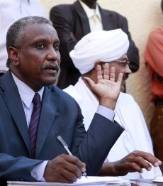 FILE - Sudanese former candidates who have boycotted the Presidency elections, Mubarak al-Fadil, head of the Umma Renewal and Reform Party, right, and Yasser Arman, of the Sudanese People's Liberation Movement party, SPLM, during a press conference in Khartoum, Sudan, Monday, April 12, 2010 (AP)