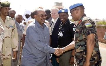 Sudanese president Omar Hassan al-Bashir (C) shakes hands with UNAMID commander Lt. Gen Patrick Nyamvumba on arrival in the North Darfur capital El Fasher, 24 February 2010 (Reuters)