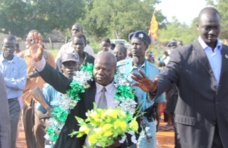 Gideon Shulur, Wulu Commissioner waving to his supporters 26.08.2010 (ST)