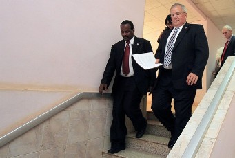 U.S. special envoy to Sudan Scott Gration (R) leaves after meeting Sudanese officials in Khartoum August 18, 2010 (Reuters)