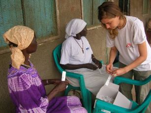 MSF nurse during a meninigitis vaccination campaign (Photo by Anne Yzebe/MSF)