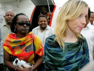 Two female aid workers of GOAL organization - Sharon Commins (right) and Hilda Kawuki (left) freed after three months of captivity in Darfur (AFP)