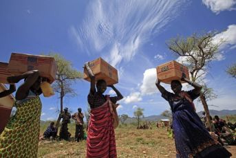 Women from Dadinga tribe carry a box of oil during food distribution by WFP in the village of Lauro, Budy county, in Eastern Equatoria State, south Sudan, April 3, 2010. (Reuters)