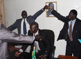 Wulu Commissioner Shulur (centre), Rumber East Comissioner Simon Waiwai (right), Rumbek Central Commissioner Matur Majok (left) 26.08.2010 (ST)