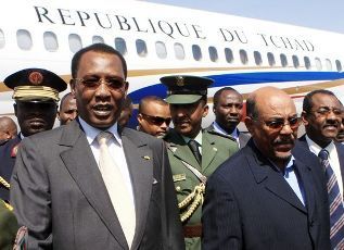 Chad's President Idriss Deby (L) walks next to his Sudanese counterpart Omar Hassan al-Bashir (R) at Khartoum airport February 8, 2010 (Reuters)