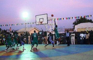 The final match of a basketball tournament in Juba, South Sudan, on the evening of June 10, 2009 (ST)