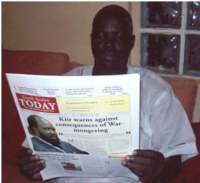 A SOuthern Sudanese reads local newspapers in Juba (ST)