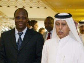 JCM Djibril Bassole (L) with the Qatari State Minister Ahmed Al-Mahmoud in Doha on Jan 26, 2010 (Reuters)