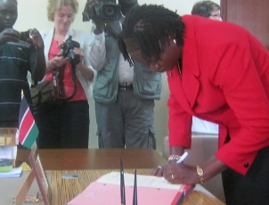 Awut Deng Acuil the Labour and Public Services Minister signs the  million agreement with Norway, Oct. 14 2010 (ST)