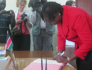 Awut Deng Acuil the labour and public service minister of the government of south Sudan signs m agreement with Norway, in Juba, Oct. 14, 2010 (ST)