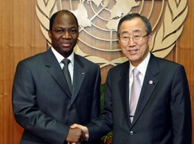 Secretary-General Ban Ki-moon (right) meets with Yipènè Bassolé, Joint United Nations-African Union (UN-AU) Chief Mediator for Darfur (photo UN)