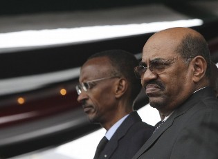 Sudan's President Omar Hassan al-Bashir (R) and his counterpart Paul Kagame of Rwanda leave the Uhuru Park grounds after attending the promulgation of Kenya's new constitution in Nairobi August 27, 2010 (Reuters)