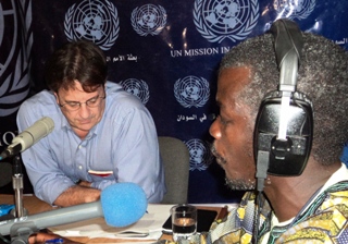 David Gressly (left), UNMIS Regional Coordinator for Southern Sudan, speaks at a news briefing broadcast live on Miraya FM, Juba south Sudan, 19 Oct. 2010 (ST)