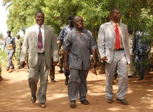 Governor Col. Bangasi Joseph Bakosoro (right) addressing citizens in Maridi county, Western Equatoria state, south Sudan, 13, Oct. 2010 (ST)