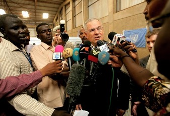 Scott Gration, US special envoy for Sudan, speaks to the press as the international community hands over voter registration kits, registration training books and other materials to Sudanese referendum authorities on October 30, 2010, in Khartoum (AFP)