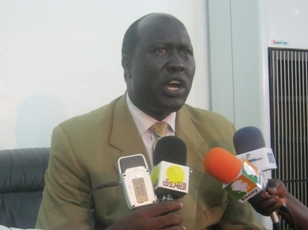 James Kok Ruea the humanitarian affairs and disaster management minister addressing journalists at Juba airport, South Sudan, Oct. 12, 2010 (ST)