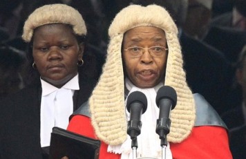 Kenya's Chief Justice Evans Gicheru takes the Oath of Allegience and due execution of office under new constitution during the promulgation of the new constitution at the Uhuru Park grounds in Nairobi August 27, 2010 (Reuters)