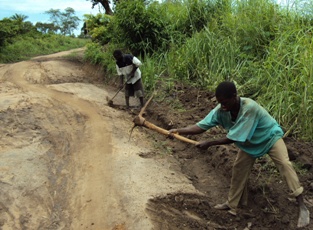 Local laborers use hand tools to do road maintenance on the Li-Rangu Road Yambio county South Sudan, Oct. 2010 (ST)