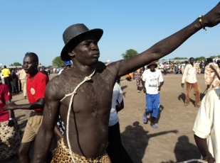 Wrestler, Mayen Reech Akuak, at a previous match in Bor, Jonglei state, South Sudan (ST/FILE)