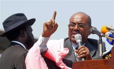 President Omer Al-Bashir speaks in Juba, as first vice president, and Pdt of south Sudan, Salva Kiir stands left, during the 2nd anniversary celebration of the CPA signing 9 jan 2007 (Reuters)