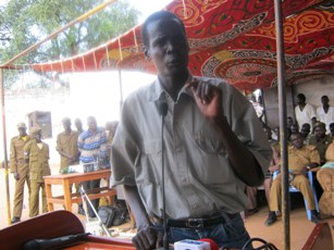Peter Atem, GEBU Referendum Chairperson speaking at Juba Central prison (ST)