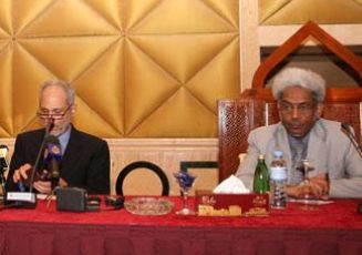 Presidential adviser Ghazi Salah Eddin  speaks to the press in Doha on 21 October 2010, at his left appears Amin Hassan Omer, head of government delegation (photo QNAOL)