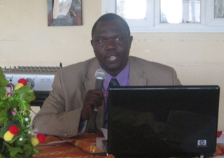 Vincent Olweny, chairman of Microfinance Association of Southern Sudan, addresses the press on irregularities within the industry in Juba, South Sudan, Oct. 25,2010 (ST)