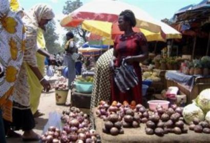 An Ugandan trader (R) sells onions to a customer at a vegetable market in southern Sudan's capital Juba in this September 21, 2007 (Reuters)