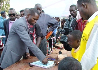 Western Equatoria state Governor Bangasi Joseph Bakosoro thumb-inking shortly after he registered to vote in the southern referendum in Yambio County HQs Registration Center, Nov. 15, 2010 (ST)