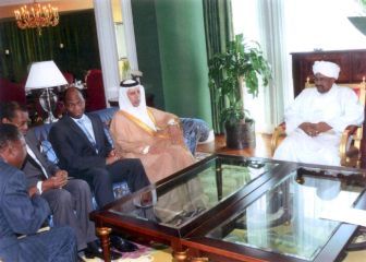 President Al-Bashir (R) meets with the Qatari minister Al-Mahmoud and JCM Bassole in Doha, on Nov 7, 2010 (ST)