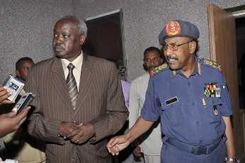 Sudan's Minister of Defence Abdel-Rahim Mohamed Hussein (R) and South's minister for the SPLA (the southern army) Nhial Deng Nhial attend a joint news conference at the Ministry of Defence headquarters in Khartoum November 11, 2010 (Reuters)