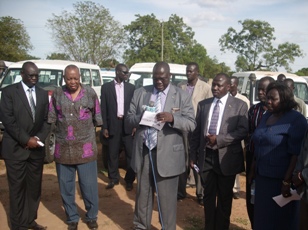 Southern Sudan's Vice President, Riek Machar Teny (center), addresses the press at the hand over of vehicles to be used in South Sudan's self determination referendum, Juba Nov. 3, 2010 (ST)