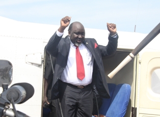 Lakes state Governor, Chol Tong Mayay returns to Rumbek after attending the south-south dialogue conference and 8th Southern Governor's Meeting in Juba, South Sudan, Nov. 4, 2010 (ST)