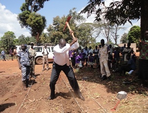 South Sudan's Minister of Transport Anthony Lino Makana digging ground as a demonstration labor-based road building methods on the Yambio-Sakure feeder road in Western Equatoria, Nov. 15, 2010 (ST)