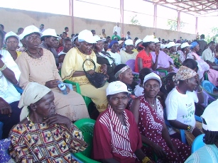 Part of the crowd at Gbudue Stadium for a peaceful referendum ecumenical prayer service on Sunday Nov 14, 2010 (ST)