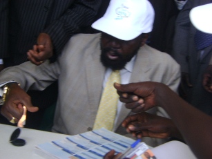 Southern Sudan President Salva Kiir Mayardit registers to vote in the January 2011 referendum on southern independence at Dr. John Garang de Mabior mausoleum in Juba, Nov. 15, 2010 (ST)