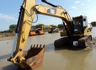 Road construction has been stalled by heavy rains on Makuach road, east of Bor the capital of Jonglei state, South Sudan, Nov. 7, 2010 (ST)