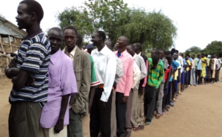 Long lines of people getting ready to register in Bor for South Sudan's referendum on independence, Jonglei state, South Sudan, Nov. 15, 2010 (ST)